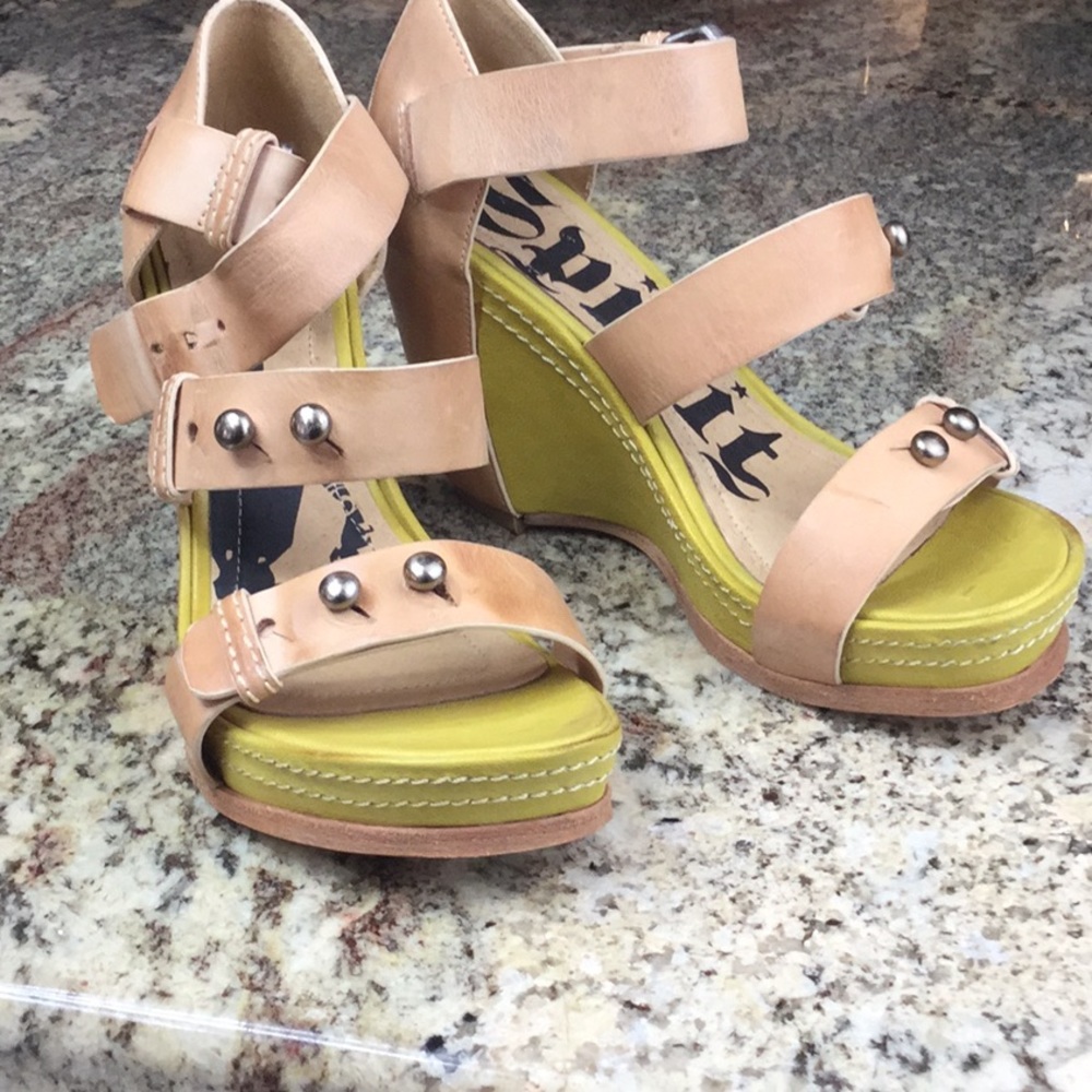 LUCCHESE Leather Spirit sandal platforms. Size 7B